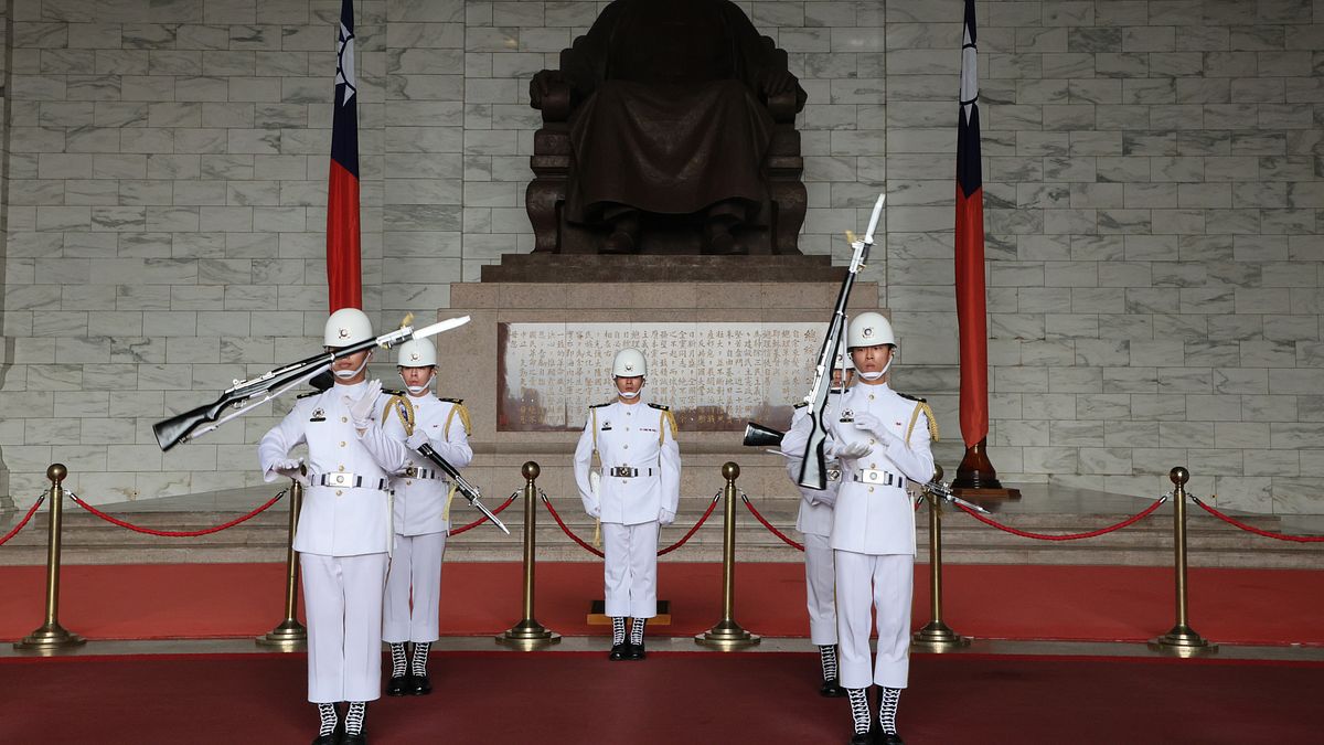 三軍儀隊操演預計將移出中正紀念堂堂體,國防部長顧立雄表示,將配合文化部規劃。(柯承惠攝) 三軍儀隊操演預計將移出中正紀念堂堂體,國防部長顧立雄表示,將配合文化部規劃。(柯承惠攝)