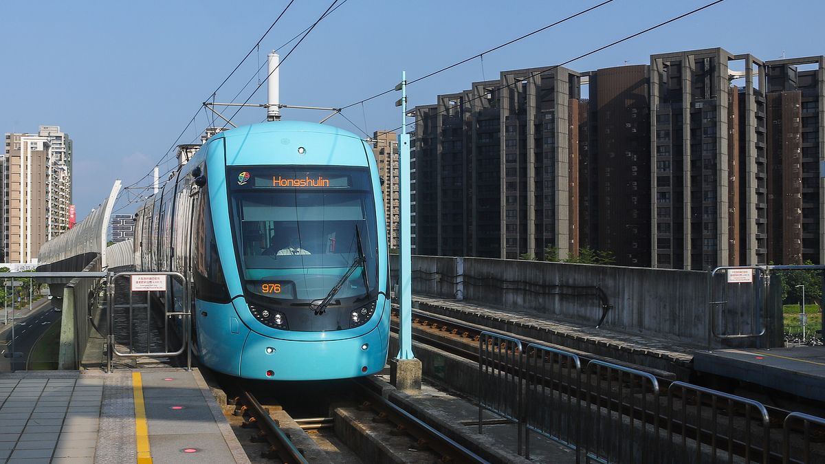 淡海新市鎮位於自來水管線末端,需要不斷加壓才能把水送抵,就在加壓過程中,主管內累積的淤泥、雜質被沖入社區水塔,許多社區出現「黃水」與水塔污染。(資料照,陳品佑攝) 淡海新市鎮位於自來水管線末端,需要不斷加壓才能把水送抵,就在加壓過程中,主管內累積的淤泥、雜質被沖入社區水塔,許多社區出現「黃水」與水塔污染。(資料照,陳品佑攝)