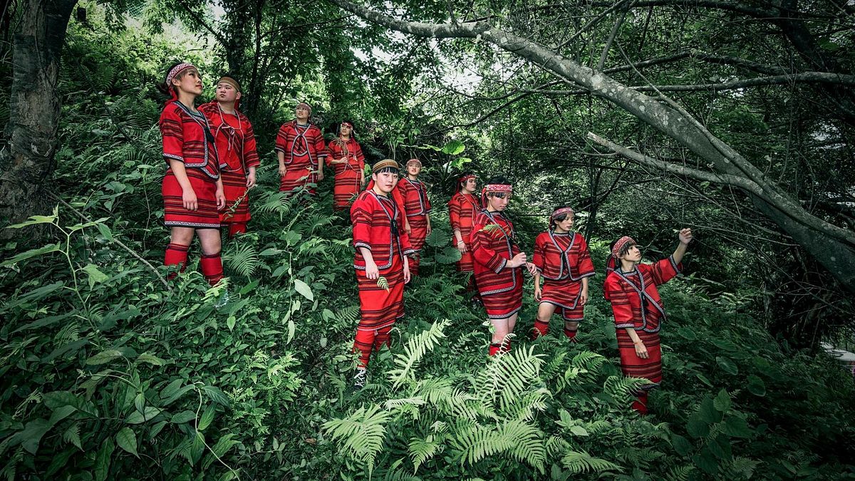 楊文逸等數十名年輕職業攝影師,為偏鄉孩子義拍畢業紀念冊。(楊文逸提供) 楊文逸等數十名年輕職業攝影師,為偏鄉孩子義拍畢業紀念冊。(楊文逸提供)