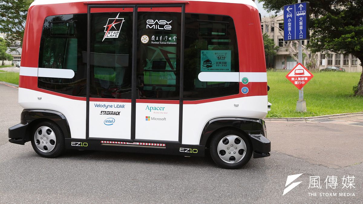 行政院宣布國內燃油汽機車停止生產銷售時程,未來將成為電動車的天下。圖為無人駕駛電動車EZ10在台大水源校區進行試營運。(顏麟宇攝) 行政院宣布國內燃油汽機車停止生產銷售時程,未來將成為電動車的天下。圖為無人駕駛電動車EZ10在台大水源校區進行試營運。(顏麟宇攝)