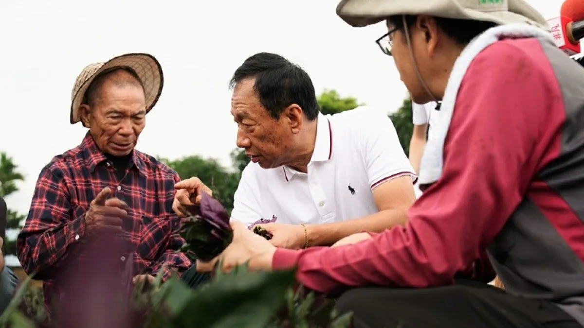鴻海董事長郭台銘(中)從政,他會是現代呂不韋嗎?(郭台銘臉書)