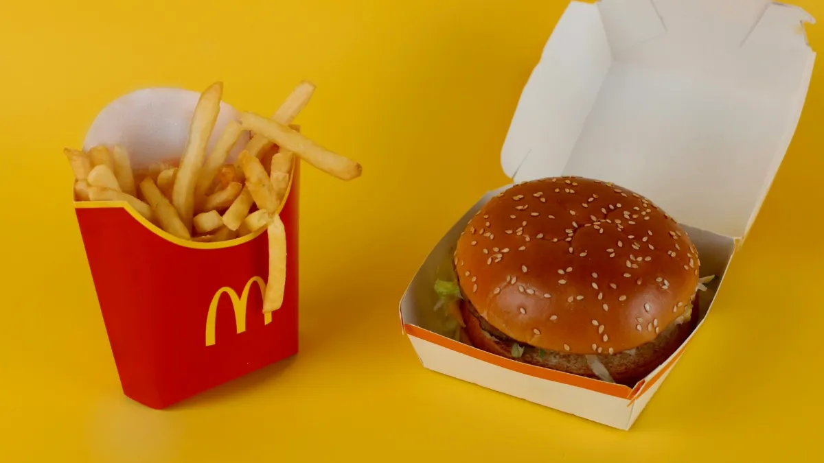 外送平台Uber Eats近日首度公開平台上的麥當勞消費數據,揭露國人從早餐到宵夜的點餐習慣,其中,「大薯」拿下單點商品冠軍。(示意圖/取自unsplash)