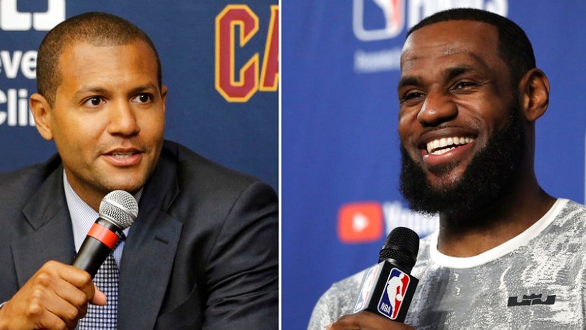 各方現在都關注騎士總經理(左)能否留住詹姆斯。(美聯社) 各方現在都關注騎士總經理(左)能否留住詹姆斯。(美聯社)