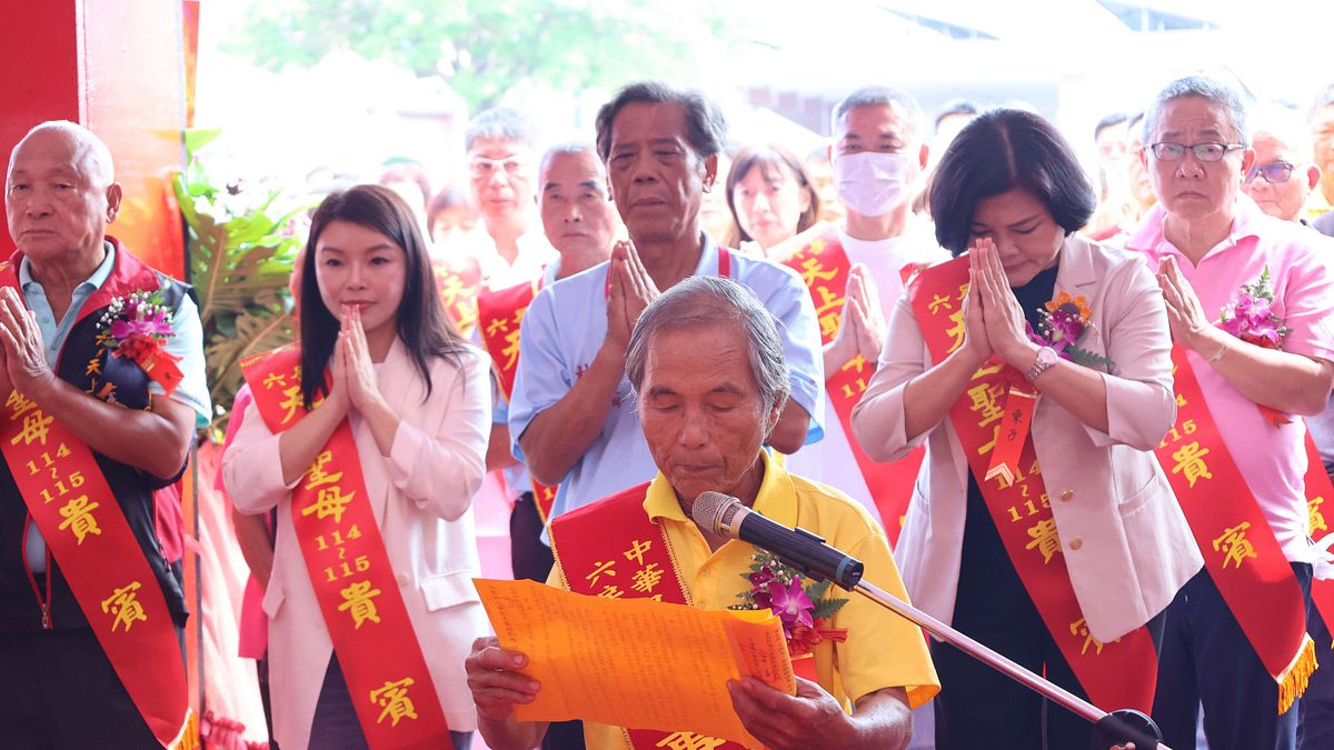 六房媽會理事長徐萬成焚香化疏,祈求工程順利圓滿。(圖/雲林縣政府提供) 六房媽會理事長徐萬成焚香化疏,祈求工程順利圓滿。(圖/雲林縣政府提供)