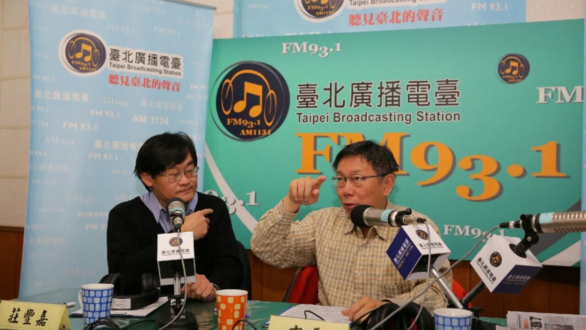 台北市長柯文哲(右)接受台北電台專訪表示,將擁擠費、高承載做法先壓著到最後,先調整捷運文湖線的班距。(台北市政府提供)