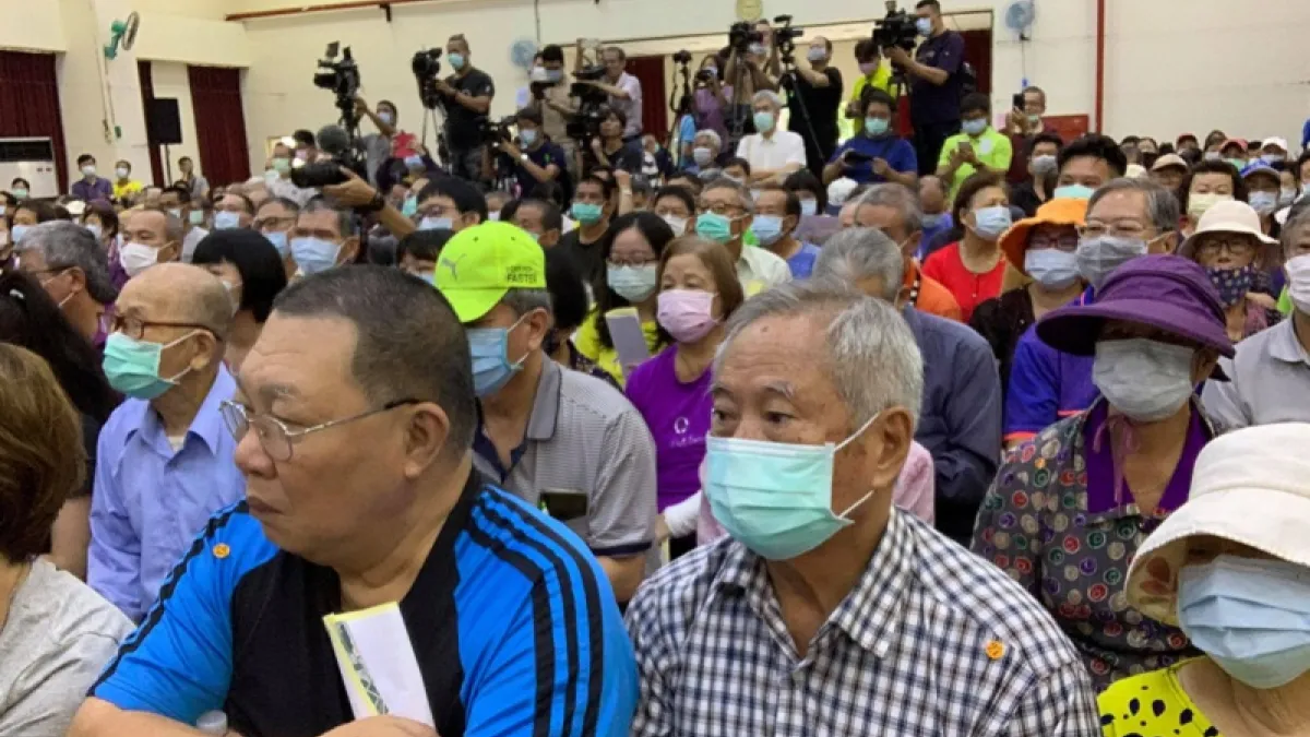 立委賴瑞隆的大林蒲遷村座談會,陳其邁端出來的遷村方案,卻可能導致一半居民無法獲得一坪換一坪的權益。(圖/黃義英提供)