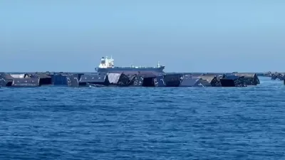 天使輪沉沒造成數百空貨櫃漂流在海面上。(圖/翻攝自「記者爆料網」群組)
