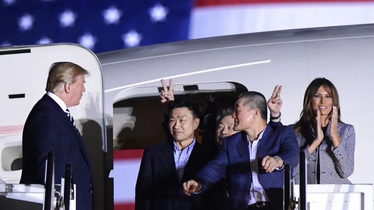 川普10日在馬里蘭州的安德魯斯空軍基地親自迎接返回國門的三位韓裔美國公民。(美聯社)