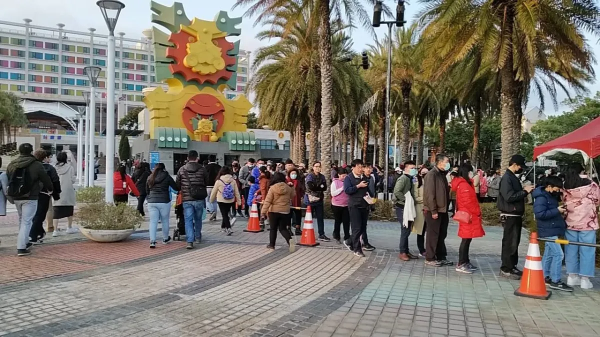 臺中市政府規劃接駁專車,在接駁站附近許多民眾排隊搭車。(圖/臺中市政府提供)