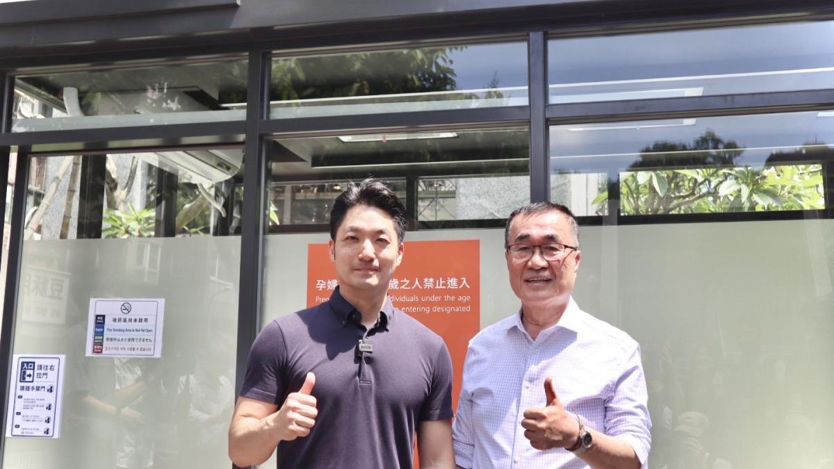 李四川參訪北市負壓吸菸室 拋「商圈無菸害」政見:新北耶誕城可優先試辦