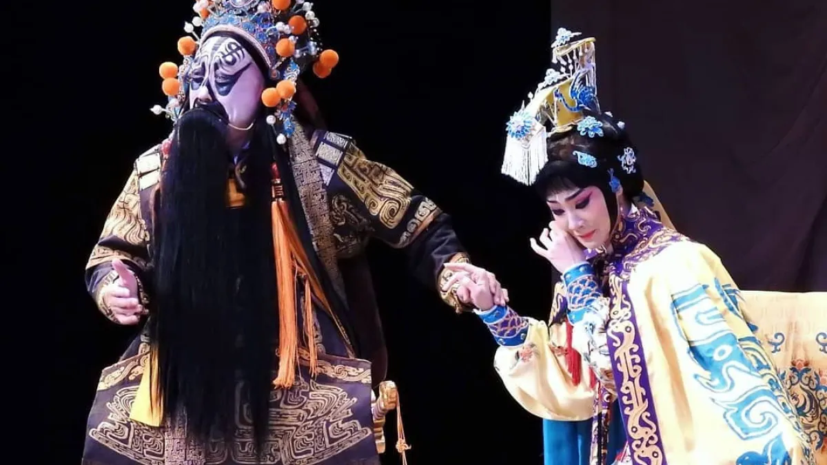 編導李寶春在傳統《霸王別姬》之前,虛構一場虞姬與呂后對手戲的情節,為這齣新戲起了畫龍點睛的作用。(取自台北新劇團臉書粉絲專頁)