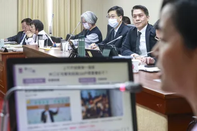 李貞秀質詢 劉世芳未上台答詢(2) 身陷立委資格爭議的民眾黨立委李貞秀(前)16日在立法院內政委員會質詢,不過內政部長劉世芳(後左2)未上台備詢,李貞秀表示,請主席李柏毅(後右)裁示。中央社記者鄭清元攝115年3月16日