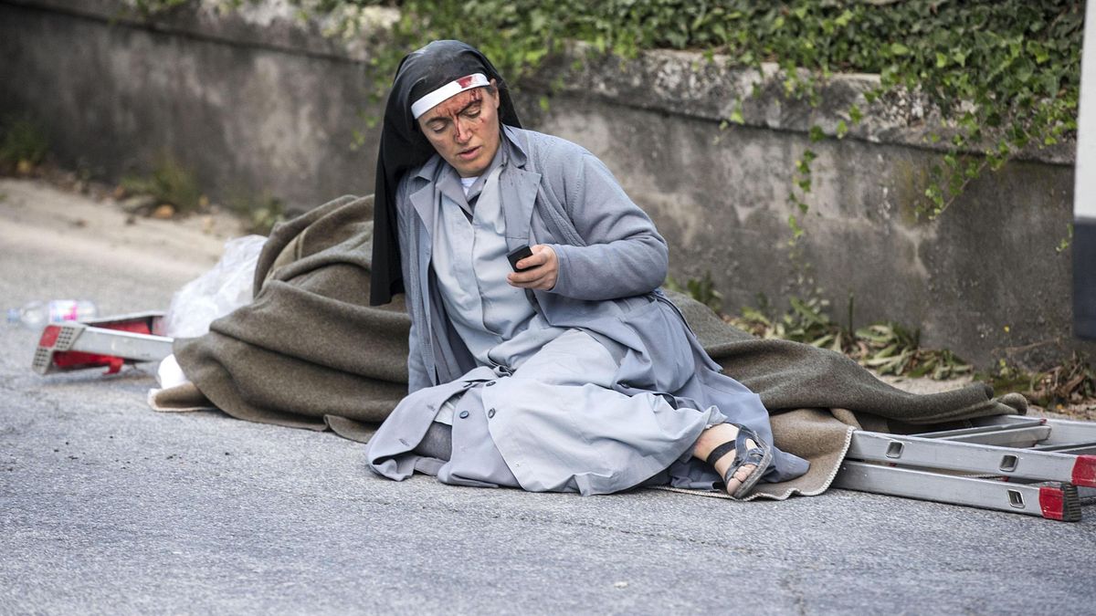 義大利中部24日發生芮氏規模6.2大地震,災情慘重,一位受傷修女癱坐地上傳簡訊,成為這場震災最讓人難忘的畫面之一(AP) 義大利中部24日發生芮氏規模6.2大地震,災情慘重,一位受傷修女癱坐地上傳簡訊,成為這場震災最讓人難忘的畫面之一(AP)