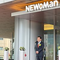 ニュウマン高輪が本格開業し、表社長らが来場者を笑顔で迎える中、会場は長蛇の列で賑わった。(写真/黃信維撮影) ニュウマン高輪が本格開業し、表社長らが来場者を笑顔で迎える中、会場は長蛇の列で賑わった。(写真/黃信維撮影)