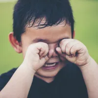 When a child falls down, loses a game, is bullied by classmates, or even just breaks a favorite toy, an adult's first reaction is often to quickly stop the tears. (Representative image / Source: magnific) When a child falls down, loses a game, is bullied by classmates, or even just breaks a favorite toy, an adult's first reaction is often to quickly stop the tears. (Representative image / Source: magnific)