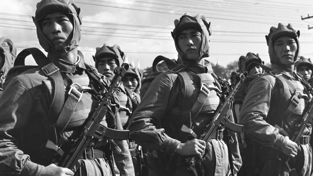 1953年國慶閱兵式上的中國人民解放軍傘兵部隊。(取自網路)