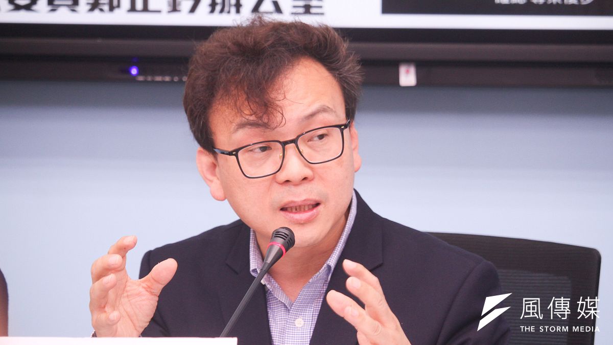 鄭正鈐表示交通部應研議讓Uber納管,確保消費者有好的乘車安全環境。(蔡親傑攝) 鄭正鈐表示交通部應研議讓Uber納管,確保消費者有好的乘車安全環境。(蔡親傑攝)