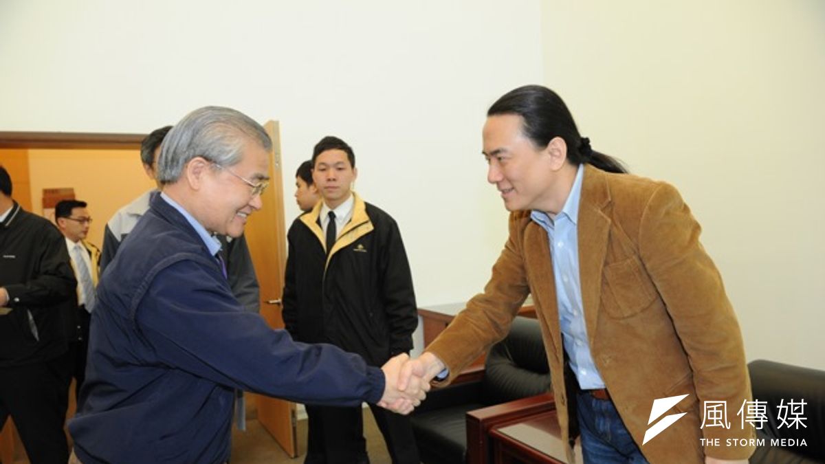 迎戰網路力量,毛內閣24日部會首長舉辦特訓,邀請台北市長柯文哲競選時的網路操盤手翟本喬(右)等重量級專家擔任講師。(行政院提供) 迎戰網路力量,毛內閣24日部會首長舉辦特訓,邀請台北市長柯文哲競選時的網路操盤手翟本喬(右)等重量級專家擔任講師。(行政院提供)