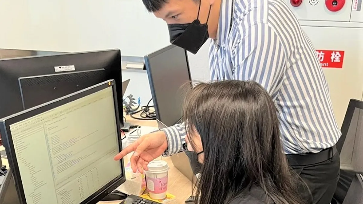 怡君在職場導師指導下學習spring voot MVC內容管理。(圖/勞動力發展署北分署提供)