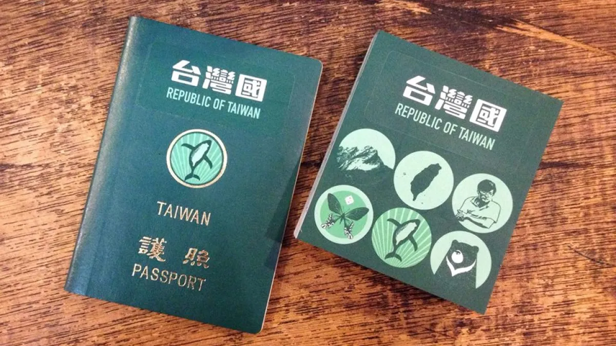 有民眾持有貼有台灣國貼紙護照前往新加坡,遭到海關拘留後遣返回國。(取自台灣國護照貼紙臉書)
