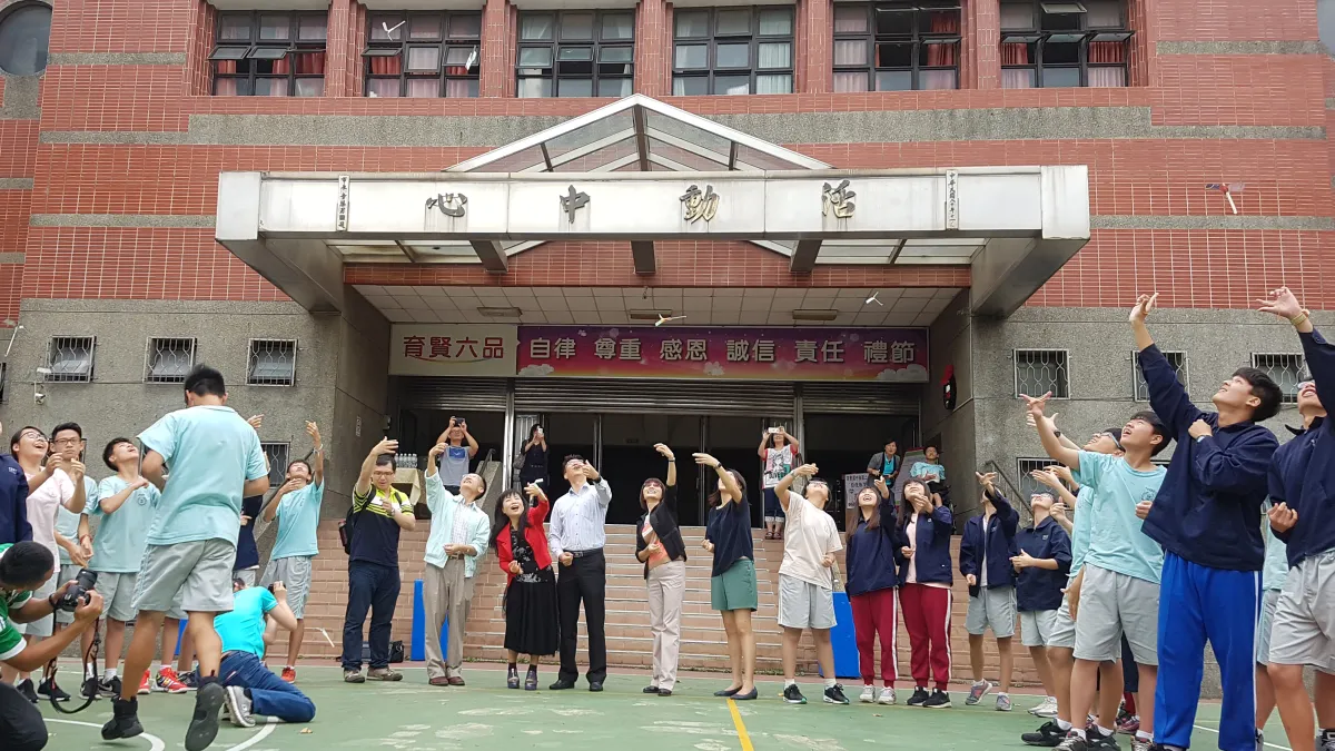 新竹市育賢國中師生發射彈力竹蜻蜓,慶祝該校成為新竹市唯一「創新自造教育衛星學校」。(圖/方詠騰攝)
