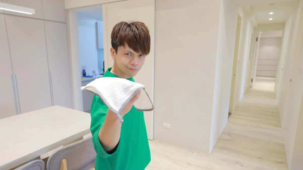 蔡阿嘎透過影片說明解僱前員工的來龍去脈。(圖/翻攝自FB/蔡阿嘎) 蔡阿嘎透過影片說明解僱前員工的來龍去脈。(圖/翻攝自FB/蔡阿嘎)