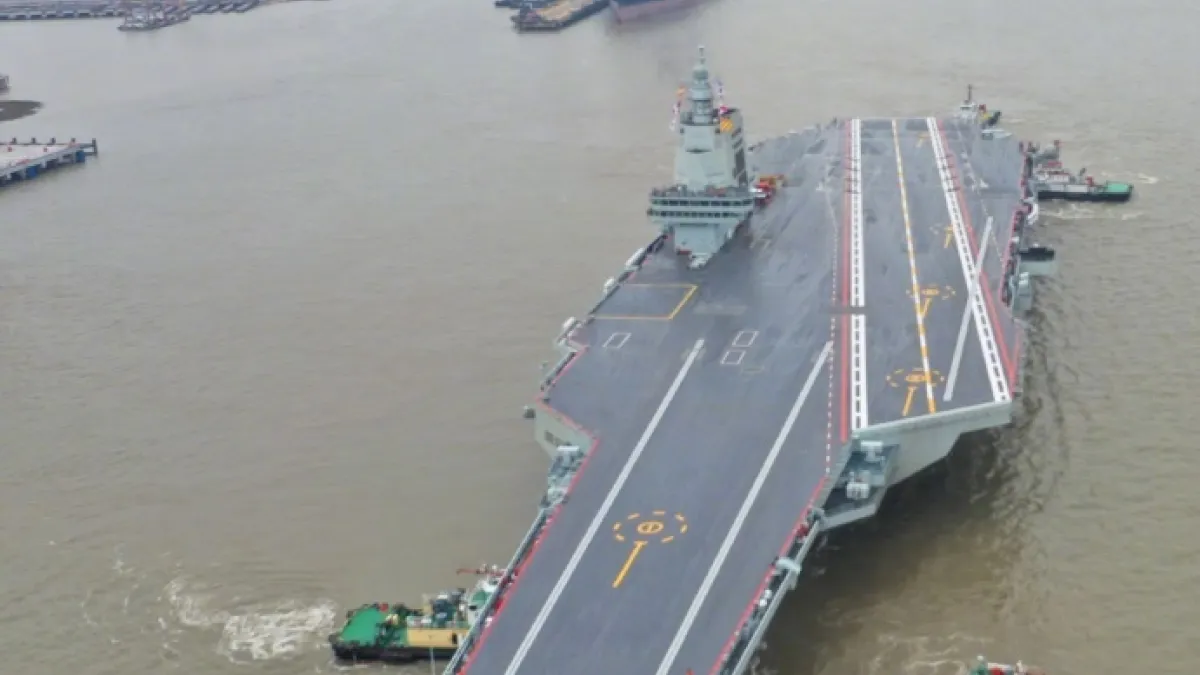 中國海軍第一艘配備電磁動力彈射系統的航空母艦「福建艦」,5月1日從上海江南造船廠出航,到赴舟山群島北方海域進行海試。(人民日報微博)