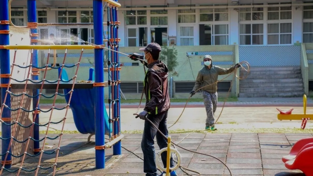 屏東縣進行校園環境之清潔消毒。(圖/屏東縣政府提供)
