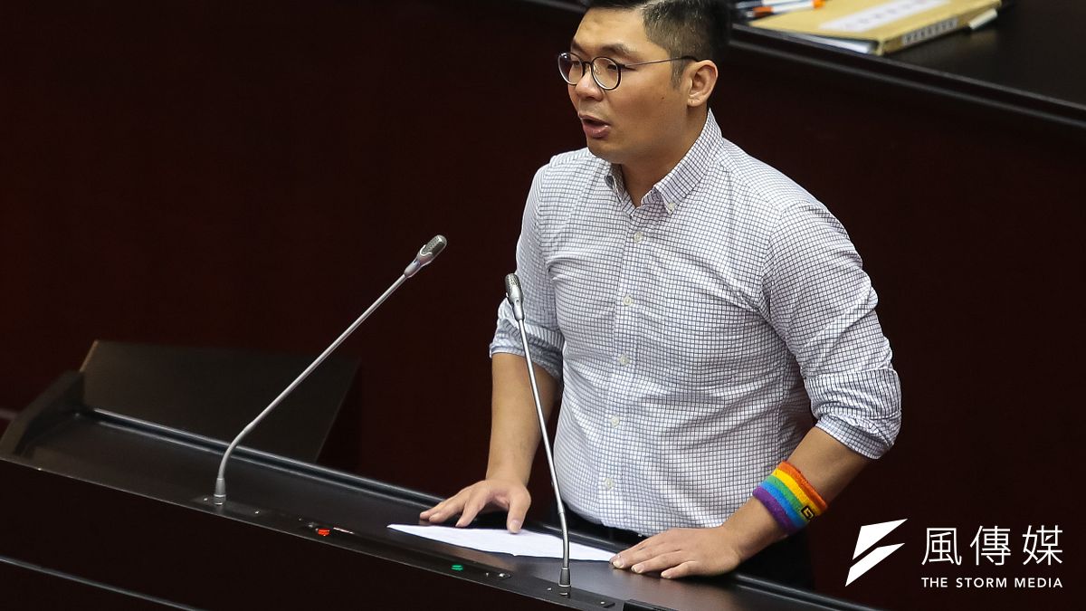 國民黨立委許毓仁(見圖)4日續追新式數位身分證(eID)標案疑雲,他追問內政部長徐國勇,「幕後那隻黑手是誰?究竟在急什麼?」(資料照,顏麟宇攝) 國民黨立委許毓仁(見圖)4日續追新式數位身分證(eID)標案疑雲,他追問內政部長徐國勇,「幕後那隻黑手是誰?究竟在急什麼?」(資料照,顏麟宇攝)