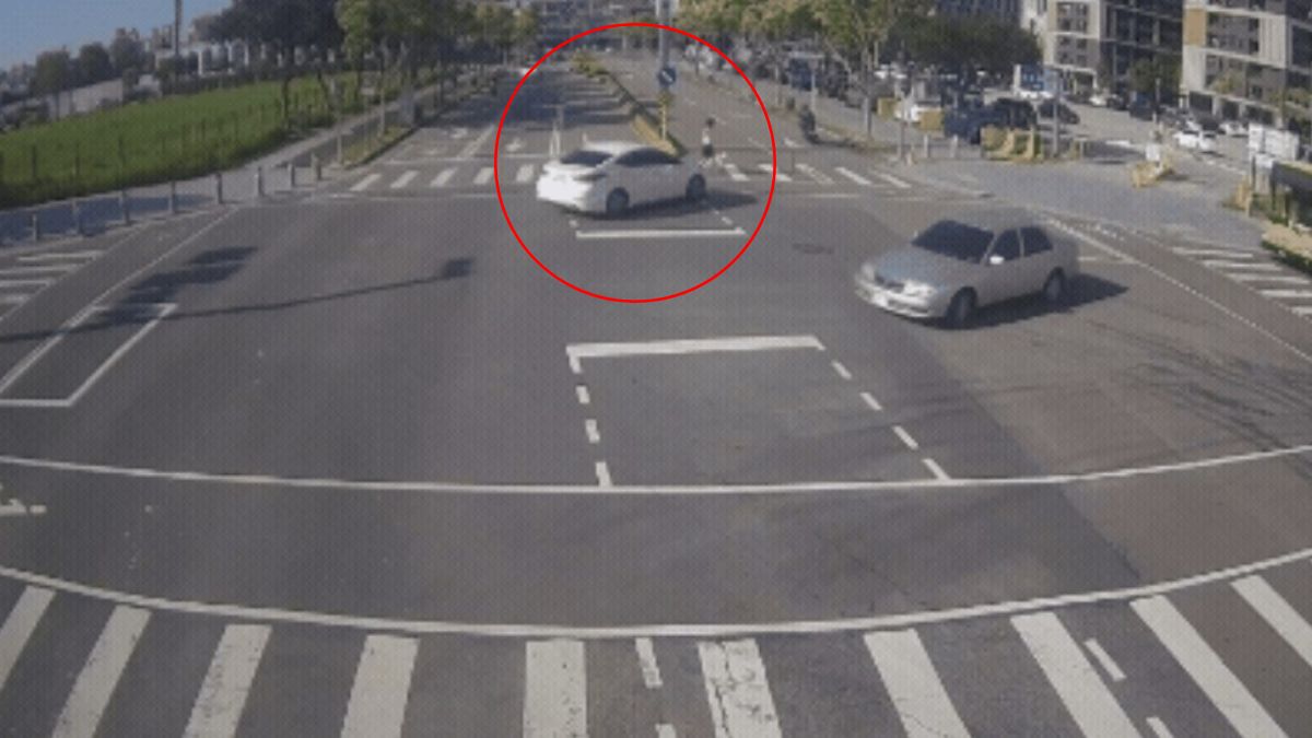 台中婦人「切西瓜」搶左轉撞飛走在馬路上的遛狗民眾。(圖/翻攝畫面) 台中婦人「切西瓜」搶左轉撞飛走在馬路上的遛狗民眾。(圖/翻攝畫面)
