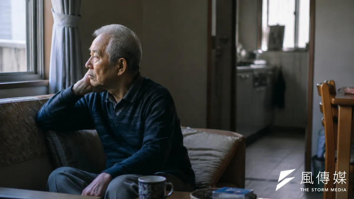 領取 2800 萬日圓退休金的前營業部長中田哲也,退休後隔天發現過往的人脈一夕瓦解。他透過參與社區志工活動重新建立不依賴企業頭銜的個人人脈。(示意圖/AI生成)