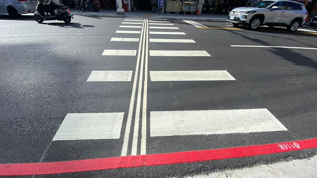 有網友發現斑馬線上發現多了三條線,令他感到十分好奇作用為何。(圖/翻攝自臉書「爆廢公社」) 有網友發現斑馬線上發現多了三條線,令他感到十分好奇作用為何。(圖/翻攝自臉書「爆廢公社」)