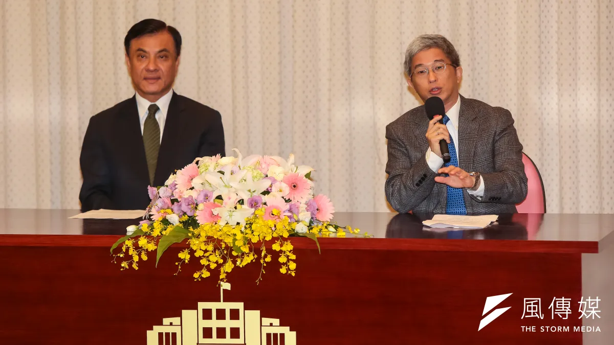 民主基金會執行長徐斯儉與立法院長蘇嘉全10日於立院召開「2016第十一屆亞洲民主人權獎」遴選結果記者會。(顏麟宇攝)