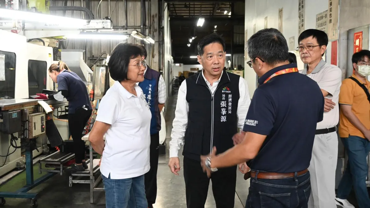 台中市府經發局長張峯源參訪專精於ic承載盤和記憶卡外殼製造的晨州塑膠,投入逾26億元於外埔興建新廠。(圖/台中市政府)