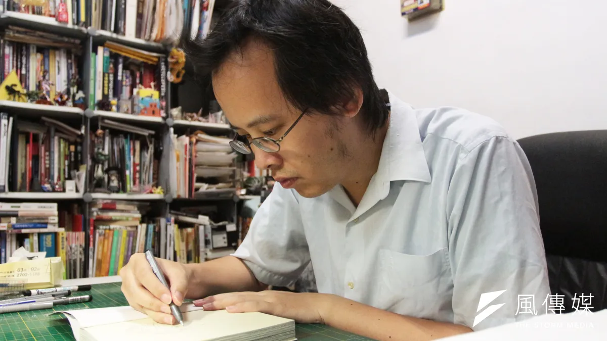 在描寫鄭成功攻打熱蘭遮城的《1661國姓來襲》中,李隆杰持續著不能塗改、不用網點、不請助手的堅持,整個作過程都處在精神緊繃狀態,而對於複雜的史料蒐集工作,他更測試起自己的極限到底在哪裡。(陳韡誌攝)