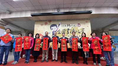 大力推動書法藝術的新竹縣長楊文科(右五),21日在記者會與書法名家、得獎者等人合影。(圖/新竹縣政府提供)