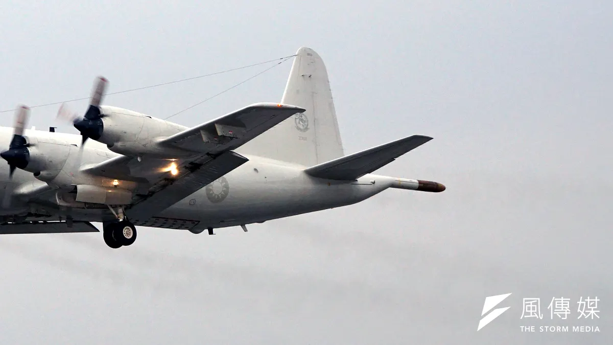 美、日、台同步派出P-3C反潛機先後接力從空中對共軍航母「遼寧號」進行監控和偵照,三方在默契下已形同對共軍展開「聯防」。圖為空軍P-3C反潛機。(資料照,蘇仲泓攝)