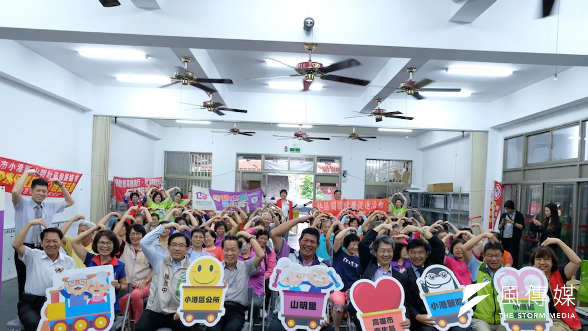 由右至左依序為,小港衛生所所長朱孝芳、議員鄭光峰、院長郭昭宏、高雄市政府衛生局長林立人、山明里里長陳清風、小港區公所區長李元新、議員陳致中、議員曾麗燕、民政局副局長一同參與。(圖/徐炳文攝)