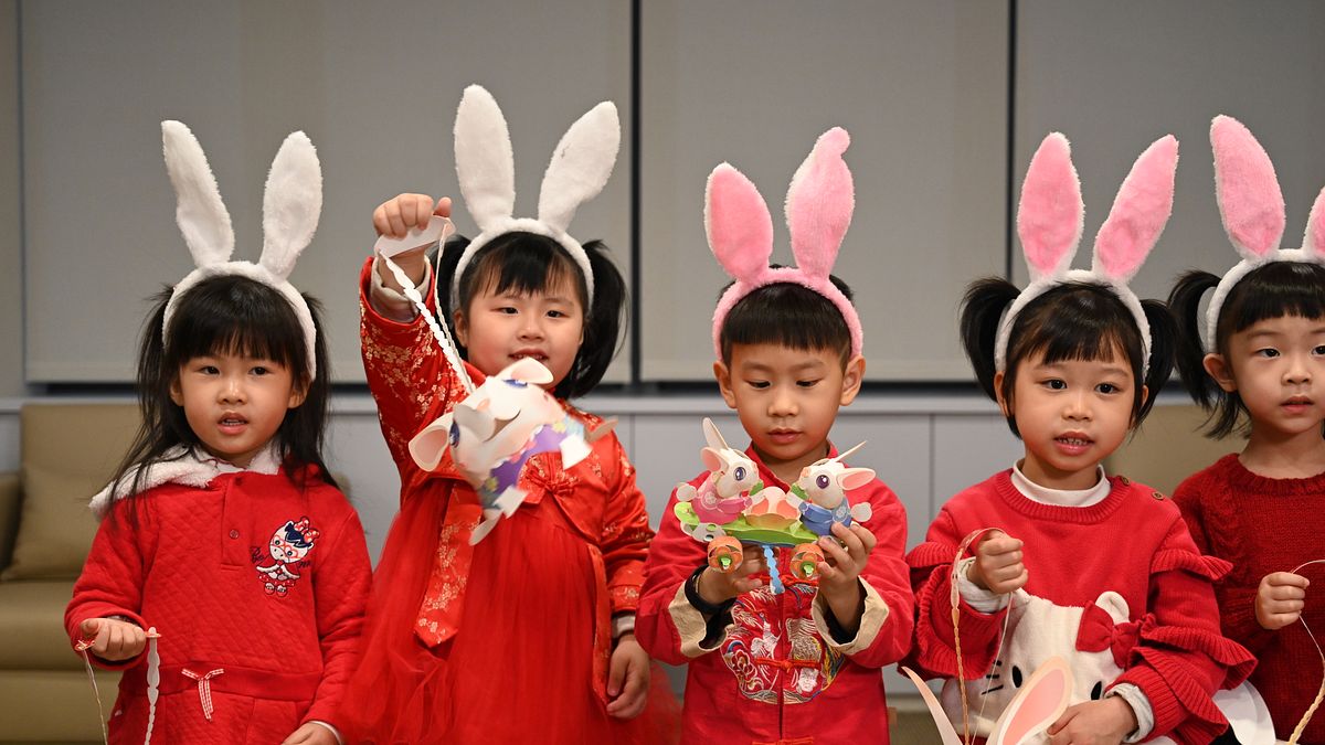 除了各區公所在2月3、4日多點發放,及2月4日晚上7時30分在新北燈會發送限量1000份特別版「開運兔寶寶」小提燈之外,再加碼2月5日元宵節當天在新北燈會發送1000份好運兔小提燈。(圖/新北市府提供) 除了各區公所在2月3、4日多點發放,及2月4日晚上7時30分在新北燈會發送限量1000份特別版「開運兔寶寶」小提燈之外,再加碼2月5日元宵節當天在新北燈會發送1000份好運兔小提燈。(圖/新北市府提供)