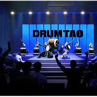 和太鼓パフォーマンス集団「DRUM TAO」は、2026年春に京都駅前アバンティビルで専用劇場を開業。ナイトショーを軸に新たな観光拠点を創出する。(写真/DRUM TAO提供) 和太鼓パフォーマンス集団「DRUM TAO」は、2026年春に京都駅前アバンティビルで専用劇場を開業。ナイトショーを軸に新たな観光拠点を創出する。(写真/DRUM TAO提供)