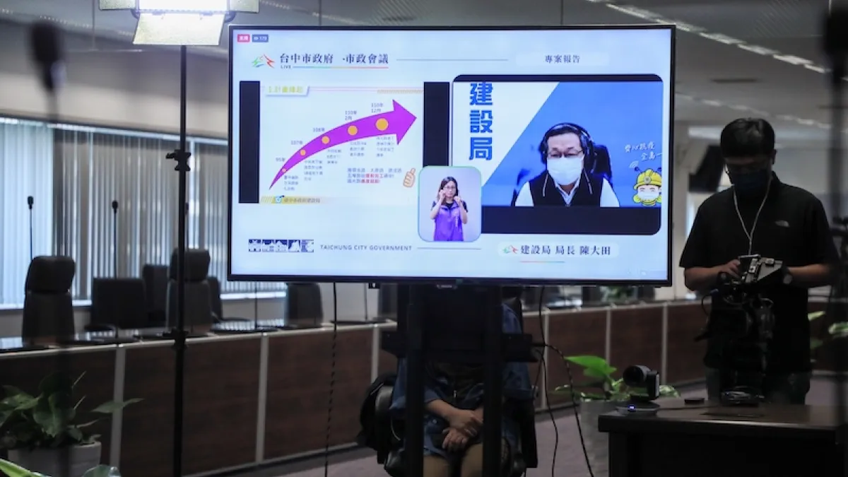 台中市政府舉行線上市政會議,建設局長陳大田針對「台中市都會區鐵路高架捷運化沿線五處地下道填平工程」進行專案報告。(圖/台中市政府提供)