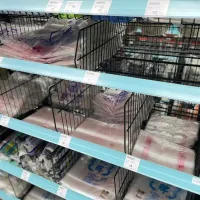 A U.S.-Iran war would trigger a global price crisis. In Taiwan, the so-called "plastic bag chaos" is already serving as an early warning sign. (Photo provided by Zhenyu Hardware; CNA reporter Jiang Mingyan, March 24, 2025) A U.S.-Iran war would trigger a global price crisis. In Taiwan, the so-called "plastic bag chaos" is already serving as an early warning sign. (Photo provided by Zhenyu Hardware; CNA reporter Jiang Mingyan, March 24, 2025)