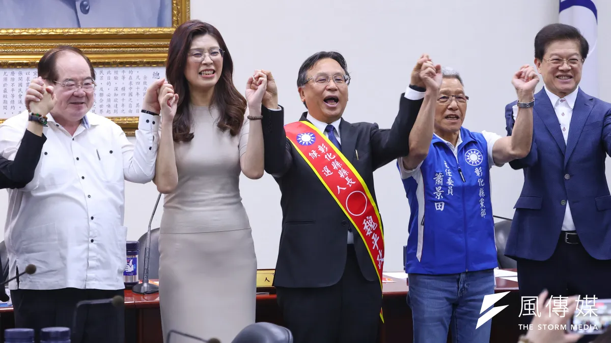 國民黨在5月提名律師、前考紀會主委魏平政(中)參選彰化縣長,不過黨內難以整合,魏平政選情更是低迷,讓國民黨地方掀起「換魏」聲浪。(資料照,顏麟宇攝)
