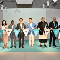 佐賀県唐津市に海洋プラスチックの回収から再生までを体験できる世界初の施設「PLA PLA」が開業し、産官学および国際的な連携のもと、深刻化する海洋ごみ問題解決に向けた新たな一歩を踏み出した 。(写真/世界海洋プラスチックプランニングセンターPR事務局提供) 佐賀県唐津市に海洋プラスチックの回収から再生までを体験できる世界初の施設「PLA PLA」が開業し、産官学および国際的な連携のもと、深刻化する海洋ごみ問題解決に向けた新たな一歩を踏み出した 。(写真/世界海洋プラスチックプランニングセンターPR事務局提供)