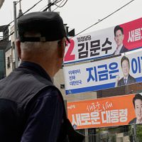 韓国では2025年6月3日に大統領選挙が行われるため、ソウルの街には候補者の横断幕が掲げられている。上から順に「国民の力」金文洙、「共に民主党」李在明、「改革新党」の李俊錫。(AP通信) 韓国では2025年6月3日に大統領選挙が行われるため、ソウルの街には候補者の横断幕が掲げられている。上から順に「国民の力」金文洙、「共に民主党」李在明、「改革新党」の李俊錫。(AP通信)