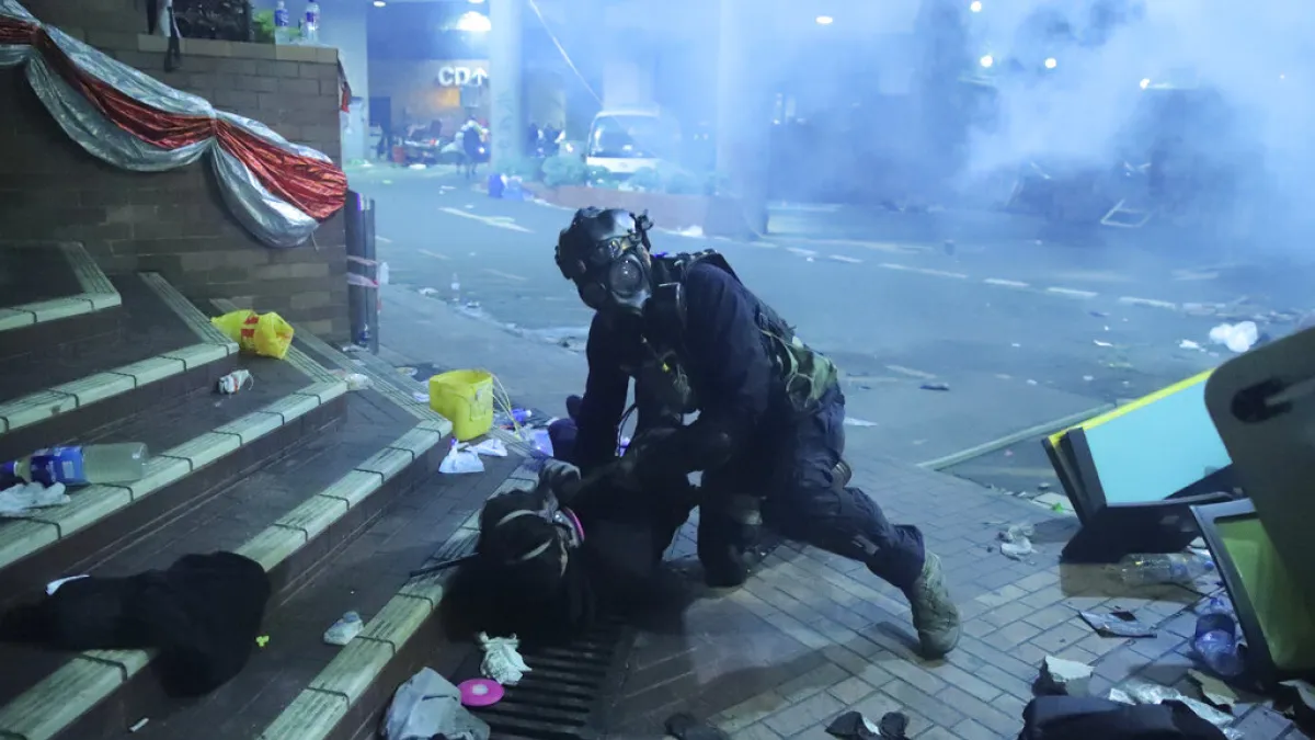 作者認為,香港現在的問題遠遠不止示威者跟警察的衝突, 而是兩派不同意見的仇恨該如何化解。(資料照,美聯社)