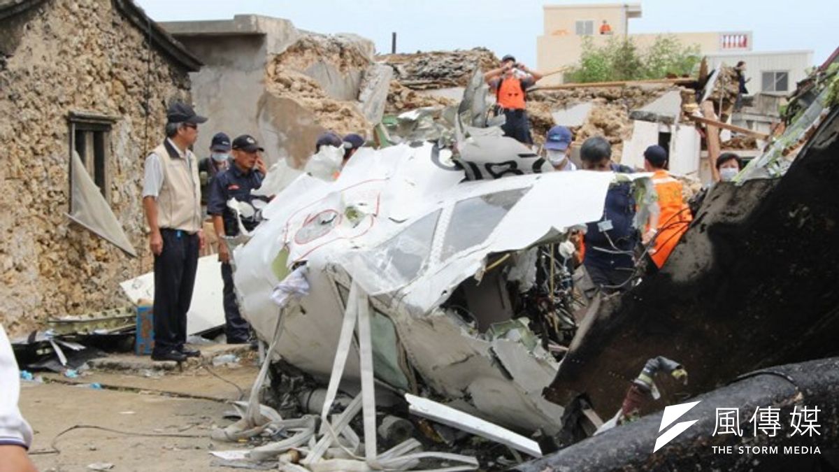 國防部調派C130軍機於上午8時39分抵達馬公機場,預計11時起飛,載運其中6名傷患回高雄;國防部另調派第2架C130軍機,預計11時30分抵馬公,載運另2名傷患回台北醫治。(葉信菉攝) 國防部調派C130軍機於上午8時39分抵達馬公機場,預計11時起飛,載運其中6名傷患回高雄;國防部另調派第2架C130軍機,預計11時30分抵馬公,載運另2名傷患回台北醫治。(葉信菉攝)