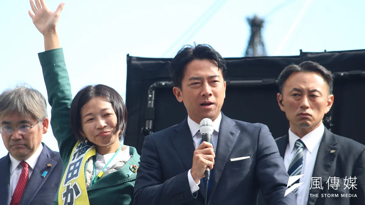 日本衆院選の投開票を間近に控え、自民党選対委員長の小泉進次郎氏(中央)が党の候補者の応援演説を行った。(撮影:黄信維)