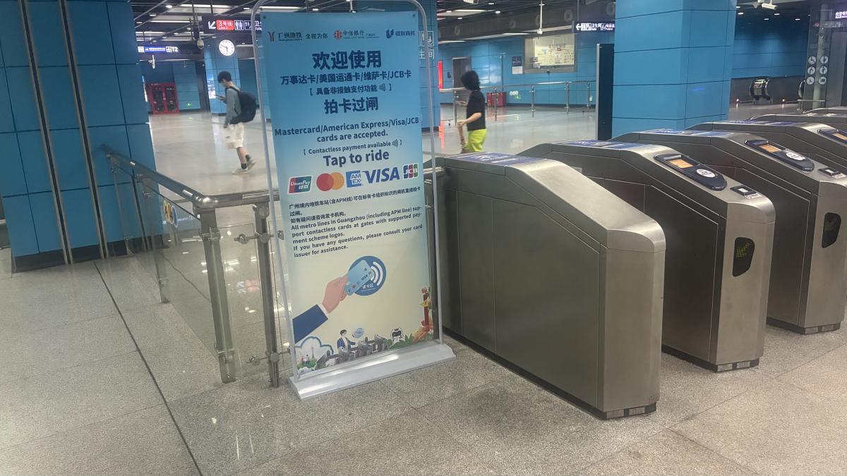 直擊深圳》喝一口水才能進站?深圳地鐵「史上最嚴安檢」:為何用安全綁架千萬通勤族?
