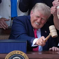 2025年7月4日、米国大統領トランプ氏はホワイトハウスで「大きく美しい法案」に署名後、下院議長マイク・ジョンソン氏から木槌を贈られ、敲打した様子。(AP通信) 2025年7月4日、米国大統領トランプ氏はホワイトハウスで「大きく美しい法案」に署名後、下院議長マイク・ジョンソン氏から木槌を贈られ、敲打した様子。(AP通信)